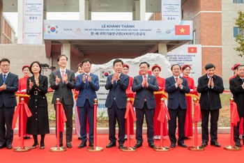 Chủ tịch Quốc hội Vương Đình Huệ, Chủ tịch Quốc hội Hàn Quốc Kim Jin Pyo và các đại biểu thực hiện nghi thức khánh thành trụ sở của VKIST. 