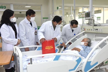 Thủ tướng Phạm Minh Chính thăm tặng quà cho bệnh nhân đang điều trị tại bệnh viện.