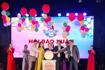 Đại biểu tham dự và các đơn vị tổ chức nhấn nút khai trương Hội báo.