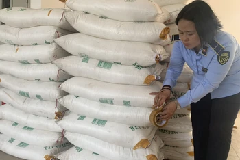 Cán bộ Quản lý thị trường kiểm tra lô đường nhập lậu. (Ảnh Cục QLTT Thành phố Hồ Chí Minh cung cấp)