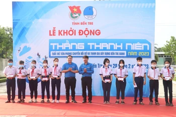 Tỉnh đoàn Bến Tre trao học bổng cho các em học sinh có hoàn cảnh khó khăn.