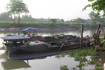 2 phương tiện khai thác cát trái phép bị Công an huyện Mang Thít bắt giữ rạng sáng 3/3.