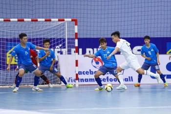 Các cầu thủ Thái Sơn Nam (áo trắng) và Cao Bằng trong một tình huống tranh chấp bóng.