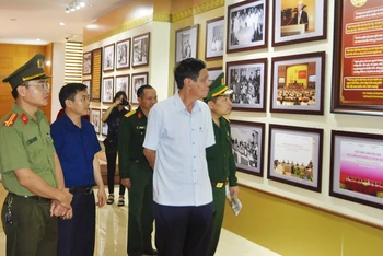 Các đại biểu tham quan Triển lãm.