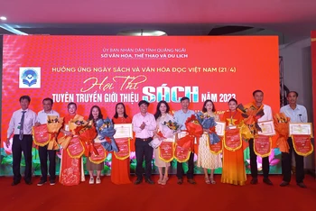 Lãnh đạo Sở Văn hóa, Thể thao và Du lịch tỉnh Quảng Ngãi trao Giấy khen cho các đơn vị tham gia Hội thi tuyên truyền giới thiệu sách năm 2023.