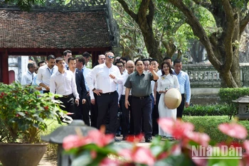 Thủ tướng Chính phủ Phạm Minh Chính đón Thủ tướng Luxembourg Xavier Bettel và cùng thăm Văn Miếu-Quốc Tử Giám.