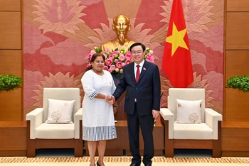 Chủ tịch Quốc hội Vương Đình Huệ và Tổng Thư ký Hội Liên hiệp Phụ nữ Cuba Teresa Amarelle Boué tại buổi tiếp.