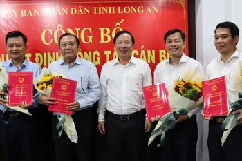 Chủ tịch Ủy ban nhân tỉnh Long An Nguyễn Văn Út trao các quyết định điều động, bổ nhiệm cán bộ huyện Bến Lức, Long An.
