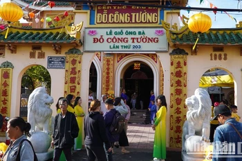 Ngày đầu tiên chính thức lễ giỗ, có rất đông nhân dân trong và ngoài tỉnh tìm đến viếng Đền thờ ông, bà Đỗ Công Tường.