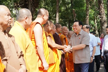 Chủ tịch Quốc hội Vương Đình Huệ với chư tăng Hội Đoàn kết sư sãi yêu nước tỉnh Sóc Trăng.