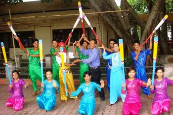 Ông Danh Bê hướng dẫn đội văn nghệ tập múa.