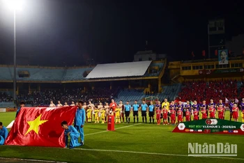 Hai đội thực hiện nghi thức chào cờ.