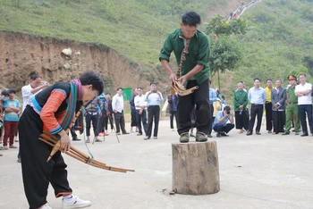 Biểu diễn múa khèn của đồng bào dân tộc H’Mông xã Hồng Ngài, huyện Bắc Yên.