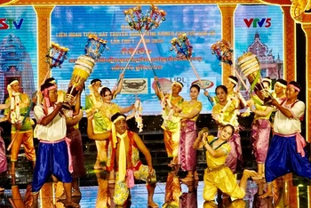Tiết mục khai mạc liên hoan.