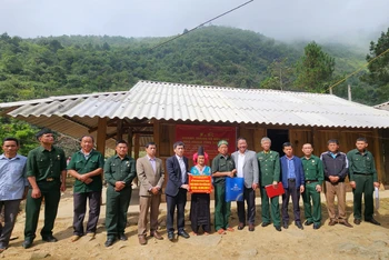 Công ty Điện lực Sơn La bàn giao nhà cho gia đình ông Thào Giống Sếnh, dân tộc H’Mông, bản Ty, xã Chiềng Bôm, huyện Thuận Châu.