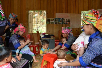 Phụ nữ xã La Pán Tẩn, huyện Mù Cang Chải (Yên Bái) chăm sóc bữa ăn dinh dưỡng cho trẻ em dân tộc H’Mông.