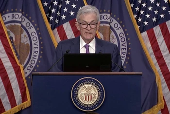 Chủ tịch Fed Jerome Powell phát biểu sau cuộc họp chính sách hôm 1/5/2024. Ảnh cắt từ clip của Reuters