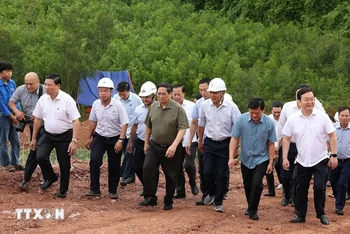 Thủ tướng Phạm Minh Chính kiểm tra công trường thi công dự án đường dây tải điện 500kV mạch 3 đoạn qua tỉnh Nghệ An. (Ảnh: Dương Giang/TTXVN)