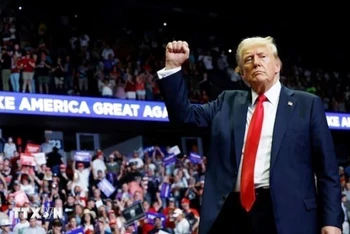 Hình ảnh ứng cử viên Donald Trump trong cuộc vận động tranh cử ở Grand Rapids, bang Michigan ngày 20/7/2024. (Ảnh: Getty Images/TTXVN)