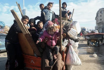 Người tị nạn Palestine trở về nhà tại miền Bắc Dải Gaza. (Ảnh: THX/TTXVN)