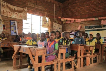 Học sinh học trong lớp học tại trường tiểu học và trung học cơ sở Tanda (GS Tanda) ở Rwanda. Ảnh: Tân Hoa xã