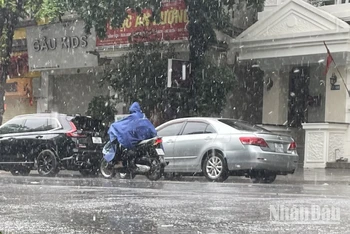 Dự báo khu vực Hà Nội nhiều mây, có mưa rào rải rác và có nơi có dông. (Ảnh: Đ.T)