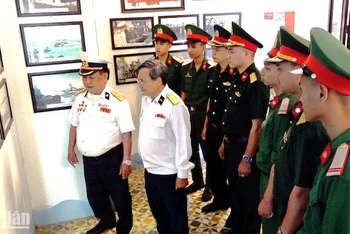 Thượng tá Phan Xuân Ạp (mang quân phục Hải quân, bên trái) kể chuyện tham gia giải phóng quần đảo Trường Sa.