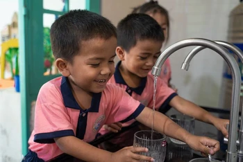 Hiện nay, một số trường học tại các huyện miền núi Quảng Nam chưa có nguồn nước sạch để sử dụng, việc tiếp cận nguồn nước ổn định và bảo đảm vệ sinh còn khó khăn.