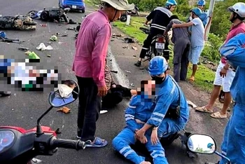 Hiện trường vụ tai nạn, người và phương tiện nằm la liệt trên đường sau khi ô-tô tông.