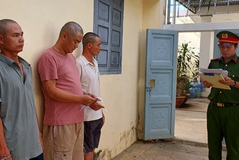 Cơ quan Cảnh sát điều tra Công an huyện Bắc Bình, Bình Thuận tống đạt các Quyết định khởi tố bị can các đối tượng khai thác vàng trái phép.