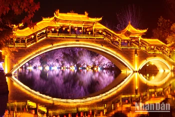 Một cây cầu bắc qua dòng kênh đào.
