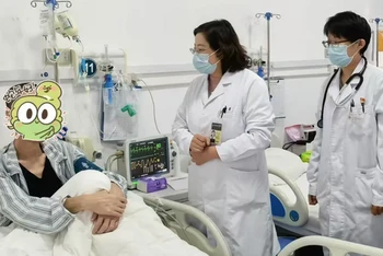 Bác sĩ đến phòng bệnh thăm, khám bệnh nhân. (Ảnh: Bệnh viện Xiehe Bắc Kinh)