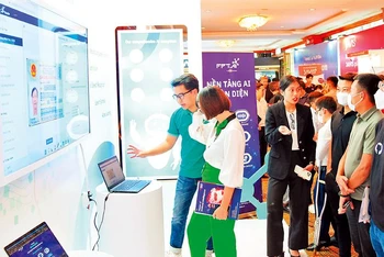 Khách hàng trải nghiệm công nghệ AI của FPT tại Ngày hội Trí tuệ nhân tạo Việt Nam năm 2022.Ảnh: Lê Thủy