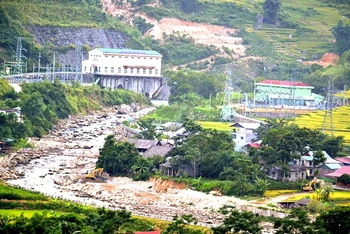 Sáu nhà máy thủy điện bao quanh xã Bản Hồ, thị xã Sa Pa (Lào Cai) vi phạm về đất đai, dòng chảy, xả lũ, môi trường... làm cạn kiệt suối Mường Hoa, “bức tử” làng du lịch sinh thái của đồng bào Tày nơi đây, gây bức xúc đối với người dân địa phương.