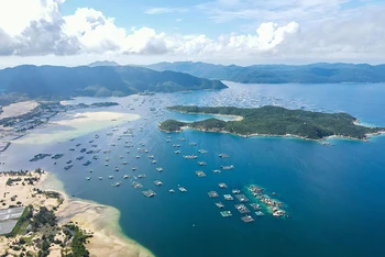 Vịnh Vân Phong là nơi được Thủ tướng Chính phủ phê duyệt Điều chỉnh quy hoạch chung xây dựng Khu Kinh tế Vân Phong đến năm 2040, tầm nhìn đến năm 2050. (Ảnh PHONG NGUYÊN)