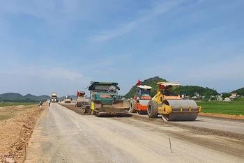 Các đơn vị thi công triển khai ba ca, bốn kíp để bảo đảm tiến độ hoàn thành dự án thành phần đầu tư xây dựng cao tốc Nghi Sơn-Diễn Châu.
