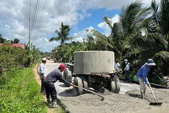 Tuyến đường trung tâm xã đảo Tam Hiệp được đầu tư, xây dựng với kinh phí 27 tỷ đồng.