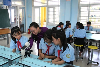 Cô và trò Trường THCS Phú Lương, huyện Phú Vang (Thừa Thiên Huế) trong giờ thực hành, thí nghiệm.