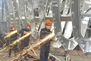 Thi công mài chải đường hàn kết cấu tàu tại Nhà máy Z189, Tổng cục Công nghiệp quốc phòng. (Ảnh Tổng cục Công nghiệp quốc phòng cung cấp)