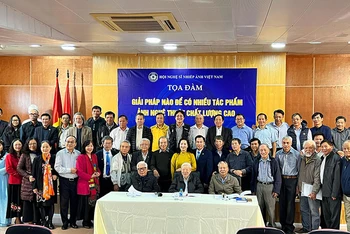 Các đại biểu tại tọa đàm về phát triển ảnh nghệ thuật chất lượng cao.
