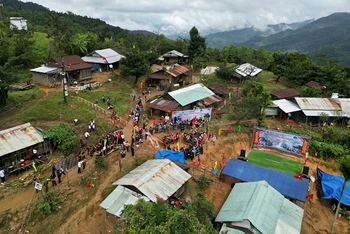 Đồng bào dân tộc Ca Dong, thôn 1, xã Trà Vinh, huyện Nam Trà My tập trung tại điểm văn hóa thôn tham gia lễ hội Tết máng nước.