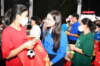 Bí thư Trung ương Đoàn, Chủ tịch Hội đồng Đội Trung ương Nguyễn Phạm Duy Trang trao quà, nhu yếu phẩm tặng người lao động trẻ tại tỉnh Bình Dương nhân dịp Tết Nguyên đán Giáp Thìn 2024.