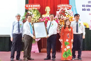 Chủ tịch Ủy ban nhân dân tỉnh Cà Mau trao quyết định nâng lên hạng I đối với Bệnh viện đa khoa Cà Mau.