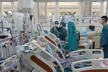 Bác sĩ Bệnh viện Bạch Mai khám và điều trị bệnh nhân. (Ảnh TRẦN HẢI)
