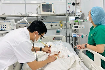 Các bác sĩ theo dõi, đánh giá vết thương do thiết bị điện tử phát nổ, sau phẫu thuật.