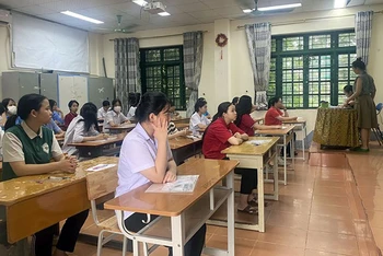 Thí sinh dự thi kỳ thi tuyển vào lớp 10 THPT năm học 2023-2024 tại Hội đồng thi THPT Chuyên Lào Cai. (Ảnh HÀ THUẬN)