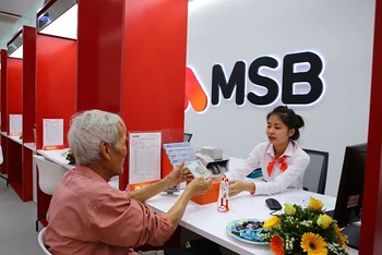 Khách hàng giao dịch tại Ngân hàng MSB.