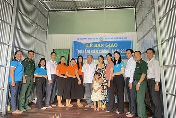 Trao “Mái ấm biên cương” tặng chị Phạm Thị Lộc.
