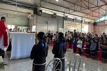 Một buổi sinh hoạt tại điểm nhóm Công giáo làng Klah, huyện Chư Prông, tỉnh Gia Lai. (Ảnh HÀ NHÂN)