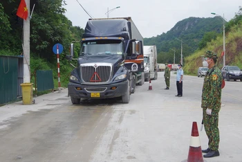 Các lực lượng chức năng tại cửa khẩu Tân Thanh, Văn Lãng (Lạng Sơn) kiểm tra, hướng dẫn xe chở hàng xuất khẩu qua cửa khẩu.